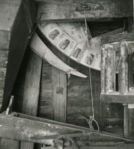 Brake wheel, lantern pinion, hopper and brake shoe in a toe mill in Maaninka, Savo