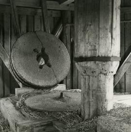 Stones and post in Vesunta mamsel mill, Hattula, Häme