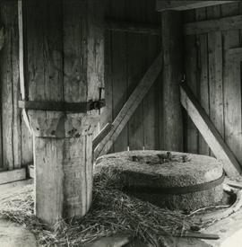 Stones and post in Vesunta mamsel mill, Hattula, Häme