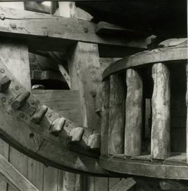 Brake wheel and lantern pinion in Vesunta mamsel mill, Hattula, Häme