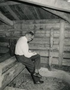 Auvo Hirsjärvi and tentering gear in the magpie mill on Tohna farm in Karhula, Loimaa, Satakunta