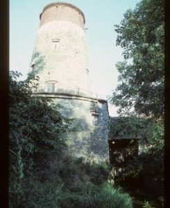 Capless tower of combined wind- and watermill