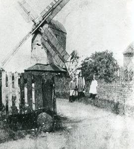 Family group, Upthorpe Road Mill, Stanton