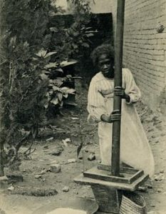 Grinding rice, Antananarivo