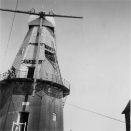 Removing stock, Union Mill, Cranbrook