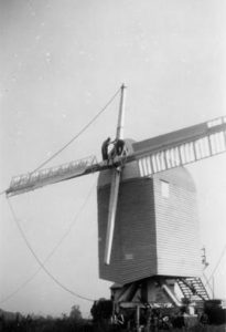 Post mill, Chillenden, under repair, midling fitted