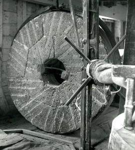 Woodbridge Tide Mill, Suffolk, lifting millstone for dressing