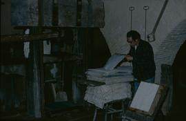 "Capellades, Laying paper"