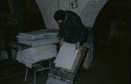 "Capellades, Laying paper"