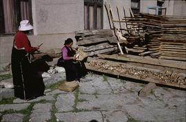 Dege Papermaking Cleaning off bark