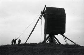 "Brill - levering 2nd stock in (snatch block and crow bar)"