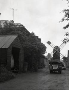"Pitstone, Bucks - 1/4 scale model of windmill, mounted on Land Rover, seen at Pitstone Green Farm"