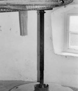 Great spur wheel and French stones without casing