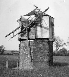 Post mill, Hillesden, derelict