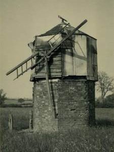 Derelict stump, post mill, Hillesden