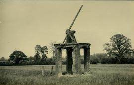 Piers and workings exposed, post mill, Hillesden