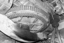 Spur wheel and stone nut, tower mill, Bardwell