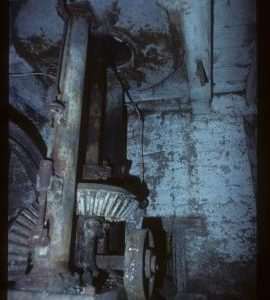 Bloxham Grove Farm, Oxfordshire, drive to millstones