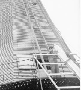 Lifting a new sweep, Union Mill, Cranbrook