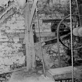 Boughey's Mill, Audley - sack hoist, upper pulley and drum, showing (upper) tightening device