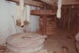 Hampshire, Waltham Chase Mill, tun, staff on top