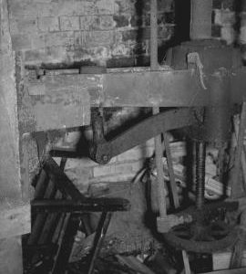 Farewell Mill, Farewell - disengagement and adjustment of left-hand stones