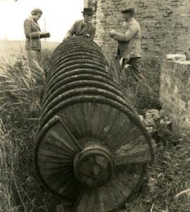 Inspecting the Archimedes' screw at Moulin de l'Hostine at Looberghe (Nord)
