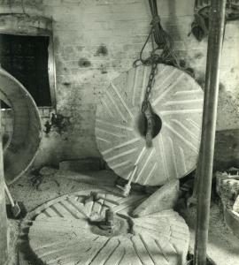 Lifted runner stone, Fulstow