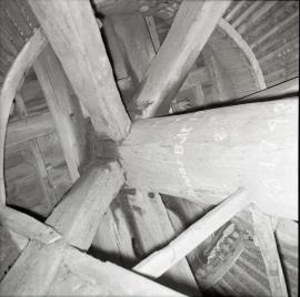 Post mill, Moreton - inside the roundhouse