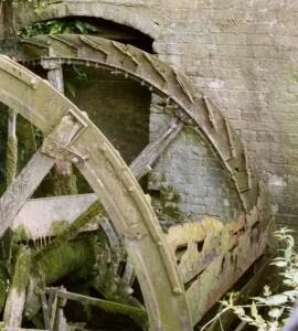 Dumbleton Mill, Dumbleton - the waterwheel showing remains of buckets