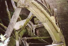 Dumbleton Mill, Dumbleton - the waterwheel showing hubs and shaft