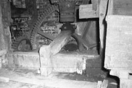 Allum Bridge Mill, Birdsgreen, Alverley - base of upright shaft, with gears