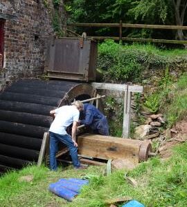 Watermill, Wrickton, Neenton - new shaft made by Empringhams being slid in by Mike Forbes (L) and Dave Wadley